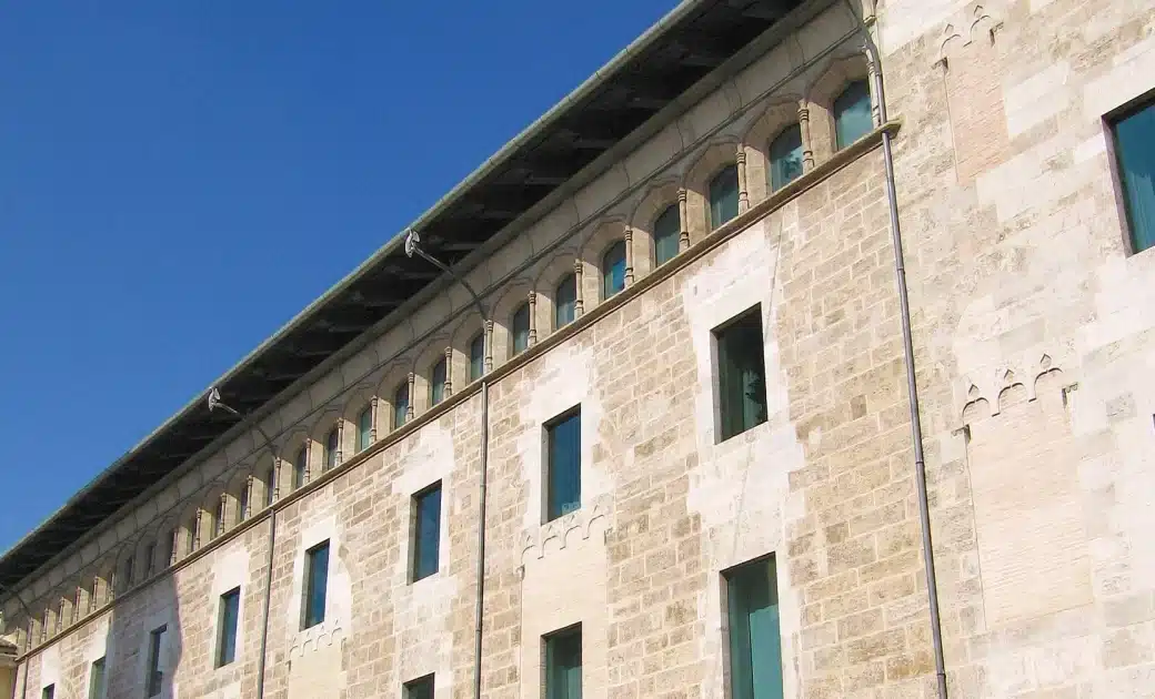 Fachada de las Corts Valencianes, sede del parlamento autonómico (recorte horizontal para redes sociales)